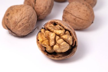 Beyaz arka planda izole edilmiş cevizler. Ceviz çekirdeği ve ceviz.