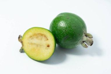 Beyaz arka planda Feijoa meyveleri. Tropik olgun feijoa meyveleri.