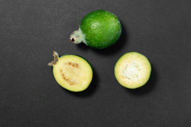 Siyah arka planda Feijoa meyveleri. Tropik olgun feijoa meyveleri.