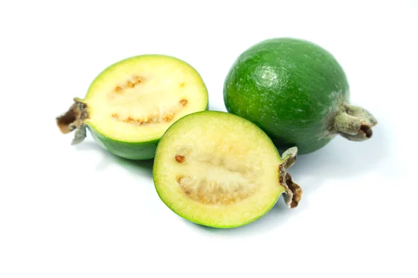 Feijoa-Früchte auf weißem Hintergrund. Tropische reife Feijoa-Früchte. — Stockfoto