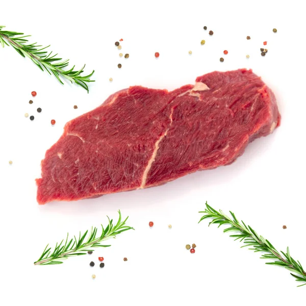 Steak de boeuf frais avec des épices isolées sur fond blanc. Gros plan viande crue boeuf. — Photo