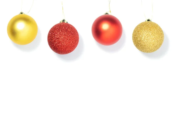 Різдвяні червоні та золоті прикраси на білому тлі. Плоский прошарок, вид зверху . — стокове фото