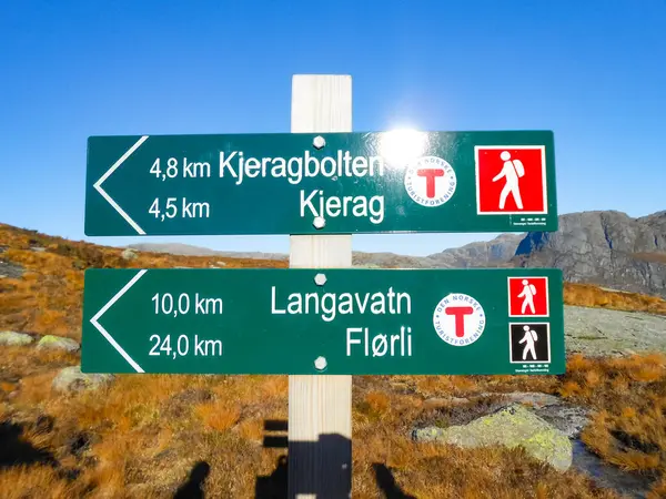 İşaret direği Kjerag dağına tırmanmaya başladı. Norveç, Rogaland 'da Kjerag Kjeragbolten.