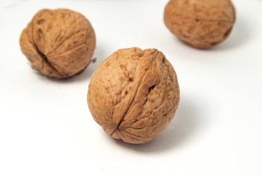 Beyaz arka planda izole edilmiş cevizler. Ceviz çekirdeği ve ceviz.