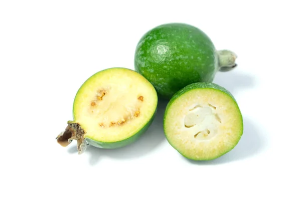 Feijoa gyümölcs fehér háttérrel. Trópusi érett feijoa gyümölcsök. — Stock Fotó