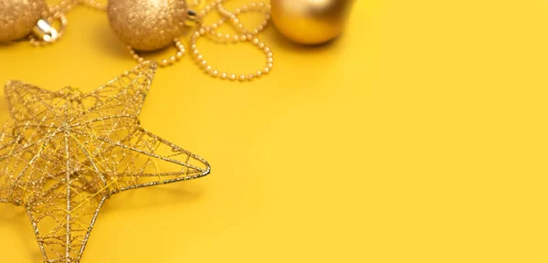 Noel altın madalyaları Aydınlatıcı panton renkli arka plan. — Stok fotoğraf