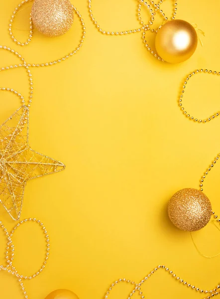 Decoraciones de oro de Navidad a on Fondo de color pantone iluminador. — Foto de Stock