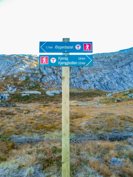 Signpost stoupá na horu Kjerag. Kjerag Kjeragbolten v Rogaland, Norsko. — Stock fotografie