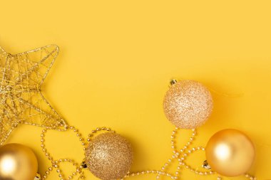 Noel sarı süslemeleri Aydınlatıcı renkli arka plan.