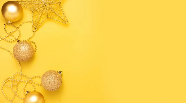 Noel sarı süslemeleri Aydınlatıcı renkli arka plan. — Stok fotoğraf