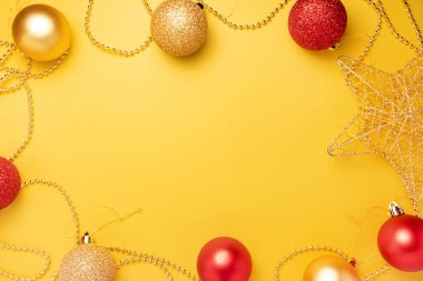 Noel sarı ve kırmızı süslemeleri Aydınlatıcı renkli arka plan.