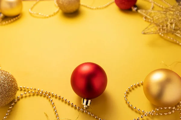 Noel sarı ve kırmızı süslemeleri Aydınlatıcı renkli arka plan. — Stok fotoğraf