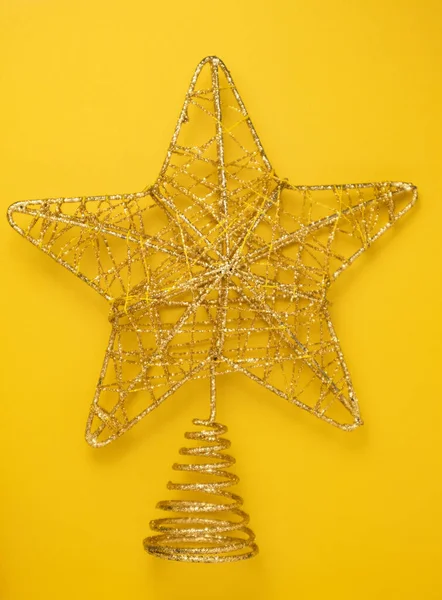 Різдвяні жовті прикраси на освітлювальному кольоровому фоні . — стокове фото