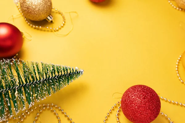 Decoraciones amarillas y rojas de Navidad a on Fondo de color iluminador. — Foto de Stock