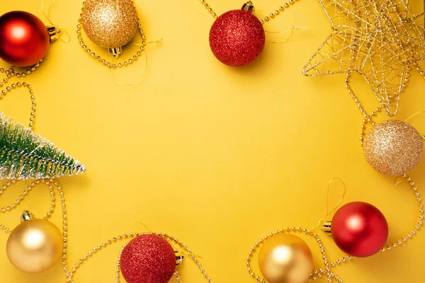 Decoraciones amarillas y rojas de Navidad a on Fondo de color iluminador. — Foto de Stock