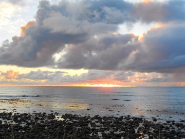 Gün batımı ve bulutlu gökyüzü. Denizin üzerindeki güzel bulutlar.