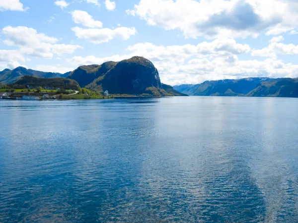 Fiordo norvegese e montagne in estate. Lysefjord, Rogaland, Norvegia — Foto Stock