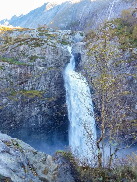 Manafossen, Noruega Bela cachoeira do norte. Montanhas norueguesas no outono. Rogaland, Noruega — Fotografia de Stock
