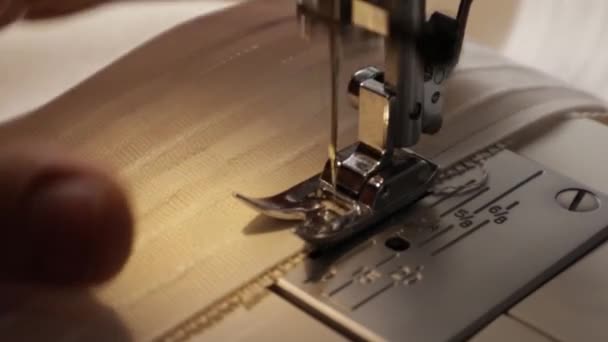 Pie prensatelas de la máquina de coser con aguja e hilo de cierre. Proceso de costura, la máquina de coser las manos de las mujeres máquina de coser. — Vídeos de Stock
