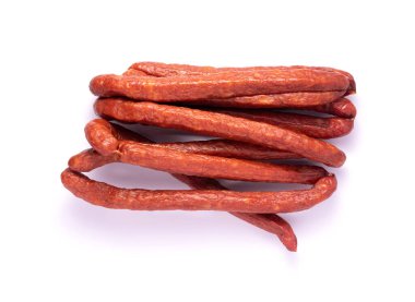 Tütsülenmiş sosis. Beyaz arka planda sosis avlamak. Üst görünüm.