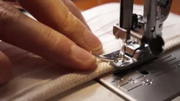 針と糸でミシンのプレス足を閉じます。縫製工程では、ミシンは女性の手ミシンを縫う. — ストック動画