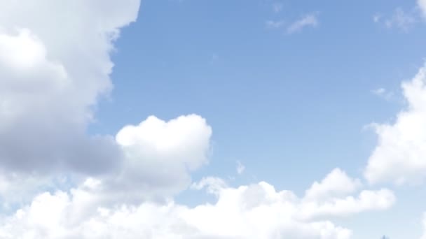 Céu azul com nuvens e sol. 4K Time lapse, Céu com nuvens. — Vídeo de Stock