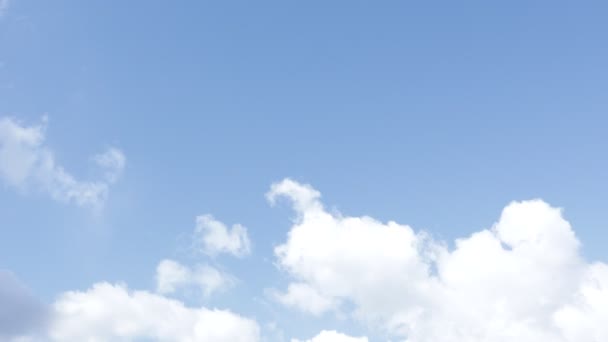 Blauwe lucht met wolken en zon. 4K Time lapse, Lucht met wolken. — Stockvideo