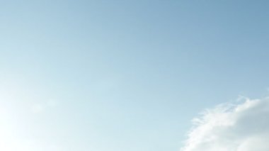 Bulutlu ve güneşli mavi gökyüzü. 4K Zaman Hızı, Bulutlu Gökyüzü.