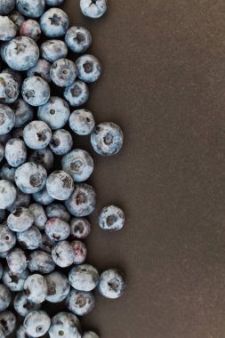 Siyah arka planda yabanmersini olgun ve lezzetli. Üst görünüm, kırsal biçim.