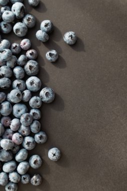 Siyah arka planda yabanmersini olgun ve lezzetli. Üst görünüm, kırsal biçim.