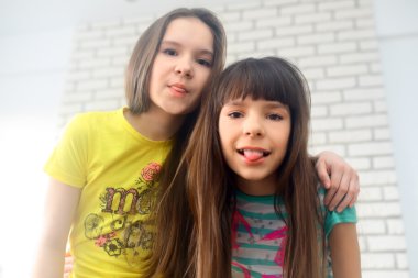 İki kız kardeş gösterir dil