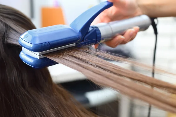 Modelos de penteado de cabeleireiro usando o alisador  . — Fotografia de Stock