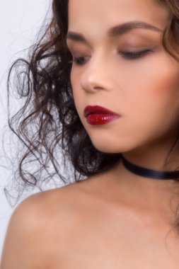 Uzun kahverengi dalgalı saçlı güzellik modeli kadın. Sağlıklı saç ve güzel profesyonel makyaj. Kırmızı dudaklar ve dumanlı gözler makyaj. Muhteşem seksi kadın portre. Kırmızı manikür. Saç bakım, cilt bakım kavramı