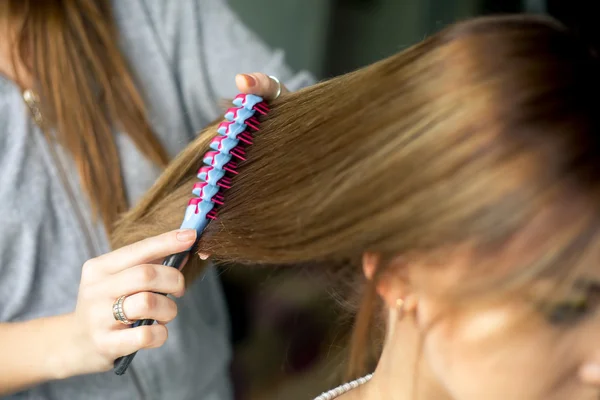 Closeup kadeřník coiffeur dělá účes. — Stock fotografie