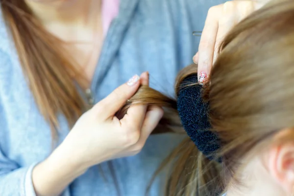 Professionelle Friseurin macht Frisur für fröhliche junge Frau mit langen Haaren — Stockfoto