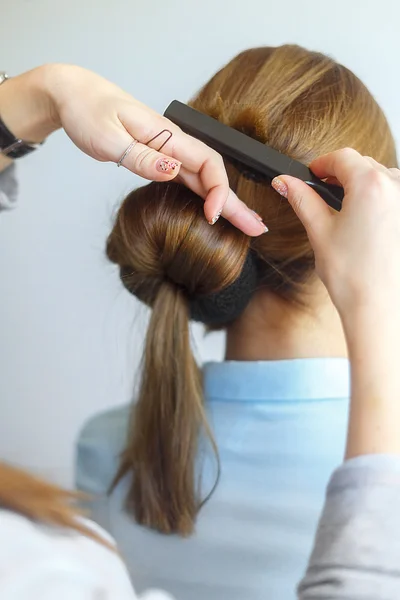 Peluquería femenina profesional haciendo peinado a la joven alegre con el pelo largo — Foto de Stock