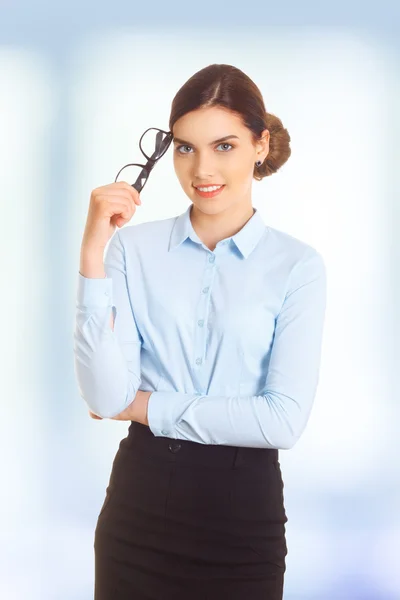 Ritratto di felice sorridente giovane donna d'affari allegra in abiti blu, con occhiali in posa braccia incrociate . — Foto Stock