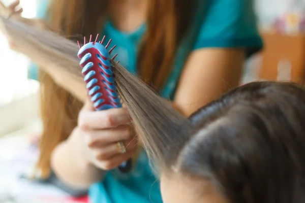 Closeup hairdresser coiffeur makes hairstyle. — Stock Photo, Image