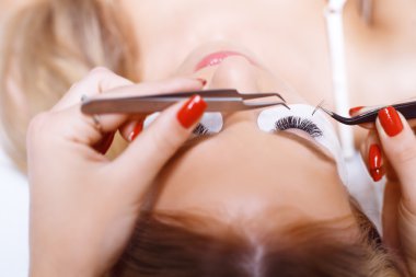 Kirpik uzatma prosedürü. Uzun kirpikli kadın gözü. Kırbaçlar, kapatın, seçili odak.