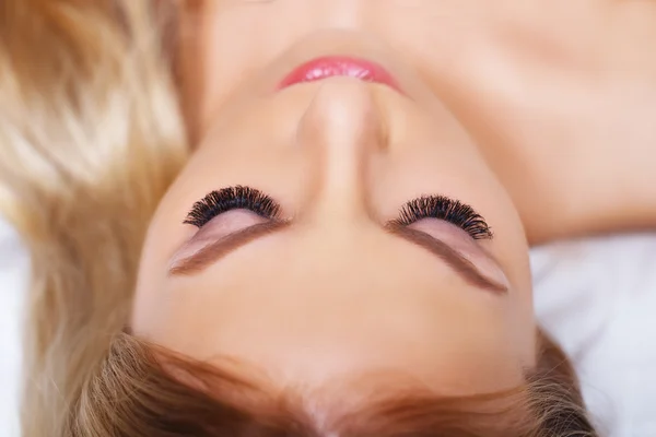 Krásy makeup pro modré oči. Část closeup krásnou tvář. Perfektní pleť, dlouhé řasy, tvoří koncepce. — Stock fotografie