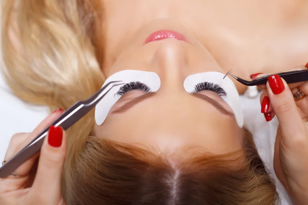 Eyelash Extension Procedure. 긴 눈썹을 가진 여인의 눈. 선반, 가까이, 선택 된 초점. — 스톡 사진