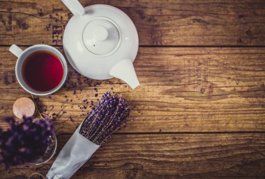 Bir avuç kuru kesim lavanta, fincan çay ve çaydanlık ahşap masa üzerinde. Üstten Görünüm. İle spase ürün veya işareti metin için.