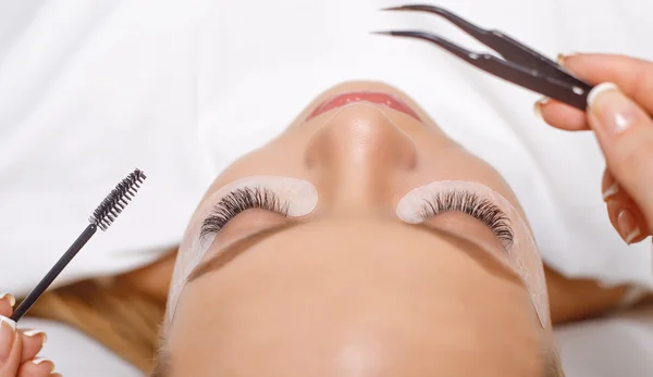 Procedimento de extensão das pestanas. Olho de mulher com pestanas longas. Pestanas, close-up, foco selecionado . — Fotografia de Stock