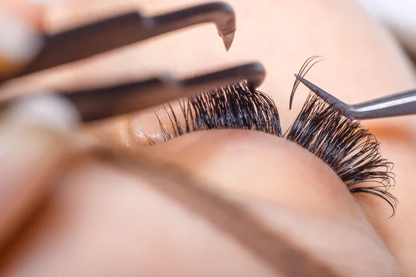 Verlengingsprocedure voor wimpers. Vrouw oog met lange wimpers. Huiduitslag, close-up, macro, selectieve focus. — Stockfoto