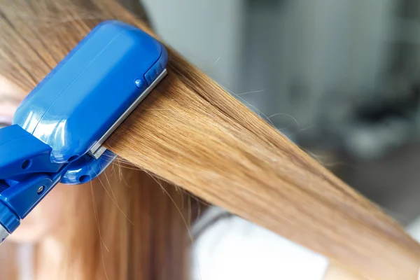 Hairdresser hairstyle models using the straightener. Closeup. Selective focus. — Stock Photo, Image