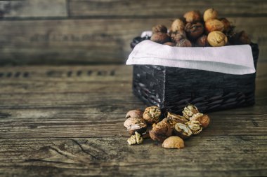 Eski ahşap masa, sağlıklı beslenme cocept, seçici odak sonbahar arka plan üzerinde bir sepet içinde taze ceviz