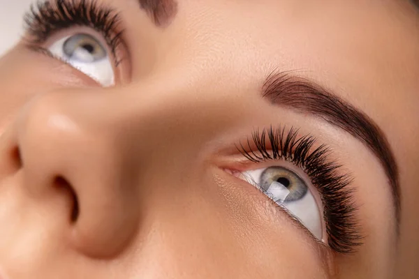 Procedimento de extensão das pestanas. Visão de perto de belo olho feminino com pestanas longas, pele saudável lisa. — Fotografia de Stock