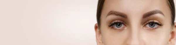 Ögonfransförlängningsprocedur. Vacker kvinna med extremt långa falska ögonfransar. Makeup, kosmetika. Skönhet, hudvård. — Stockfoto