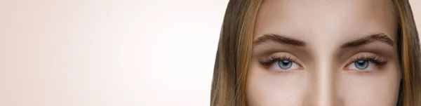 Procedimento de extensão das pestanas. Olho de mulher com pestanas longas. Close up, foco seletivo. — Fotografia de Stock