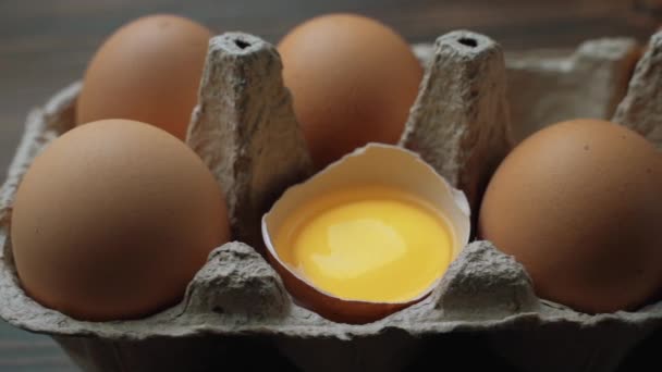 Huevos marrones de pollo fresco en caja de cartón en la mesa. Diapositiva tiro. — Vídeos de Stock